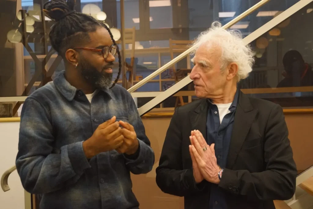 Jacques Tardif expliquant à Aristide Boukaré la différence entre création et innovation