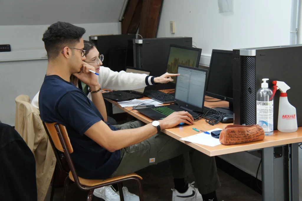 Étudiant·e·s d’ISAE-Supméca travaillant sur leur PC. © Service communication ISAE-Supméca